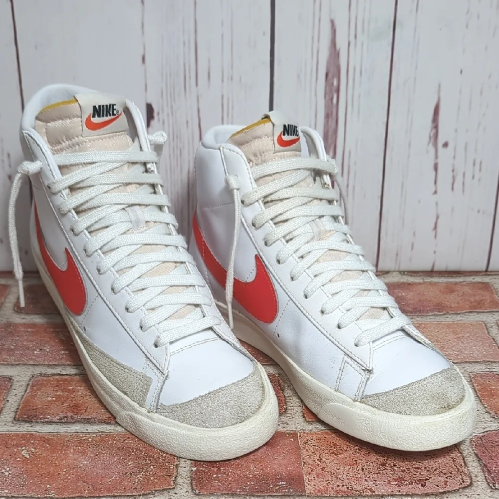 NIKE Sail White Blazer Mid 77 Habanero Red Logo High‎ Top Sneaker Women's 9.5